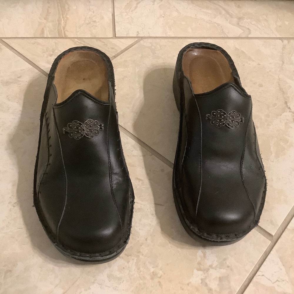Naot Size 38 Black Mules